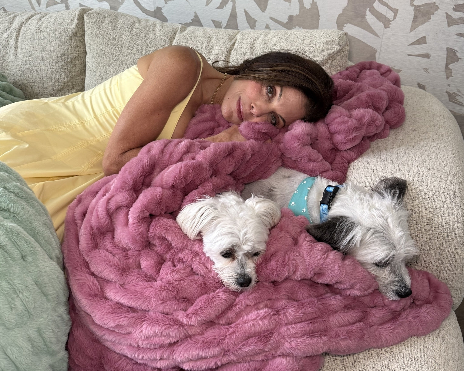 The Insanely Soft Blanket Bethenny Has In Every Room Of Her House
